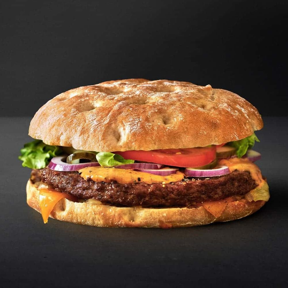 Lækker Hereford burger med en saftig Hereford-bøf, Cheddarost og krydret cajunmayonnaise