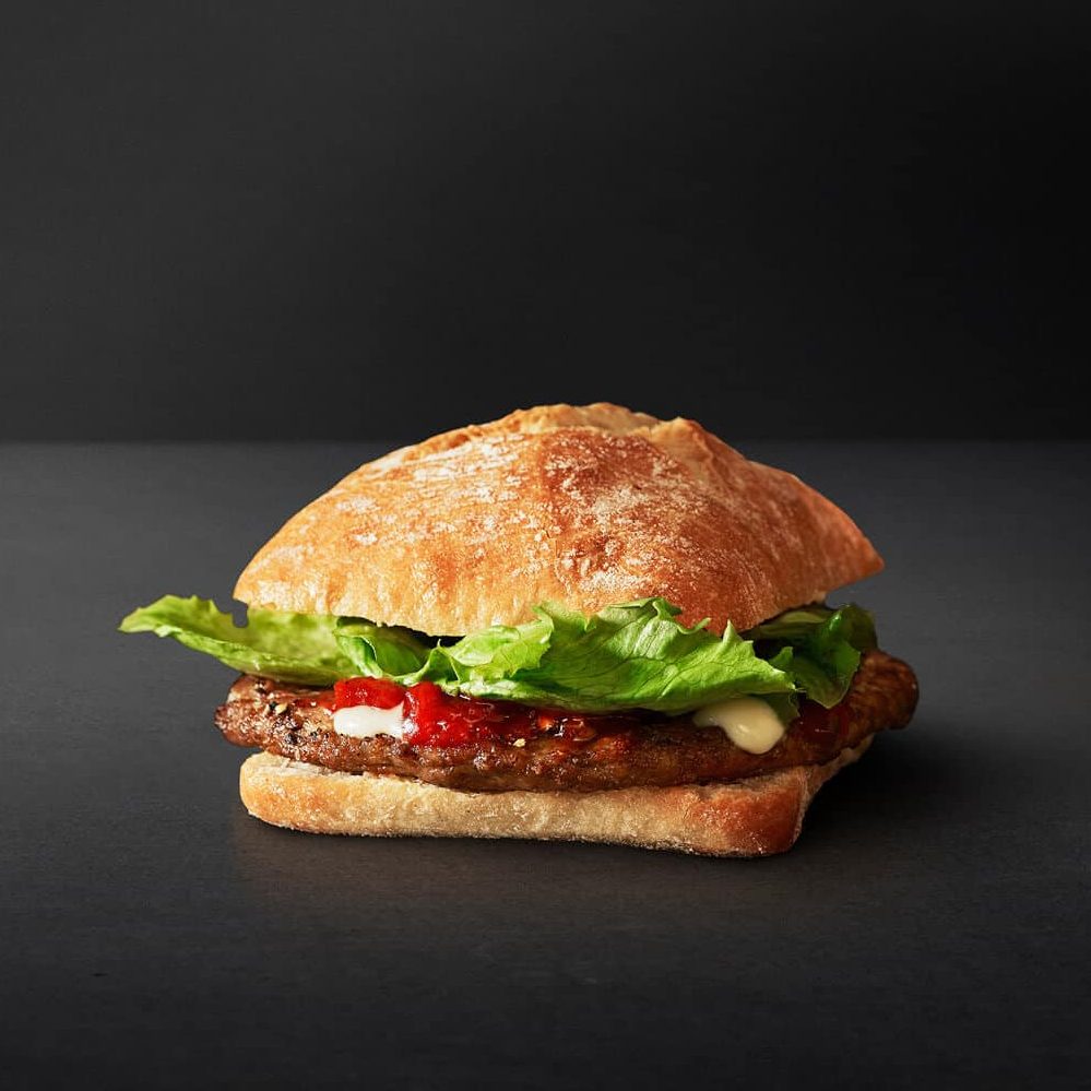 En lille snackburger med en smagfuld ciabatta bolle, fyldt med en saftig bøf, mayonnaise, tomatrelish og frisk salat