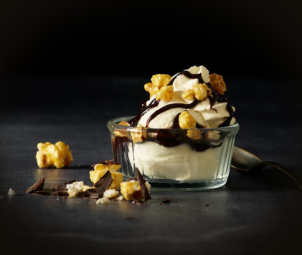 Vaniljeis med chokoladesauce og karamelliserede popcorn