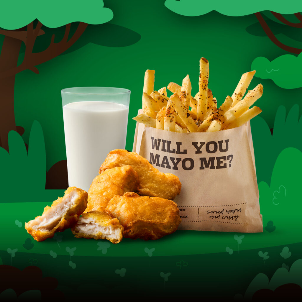 Børnemenu med kyllingenuggets, pommes frites og en lille mælk